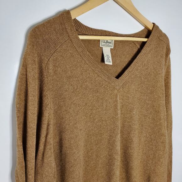 L.L.Bean Lambswool V-Neck Sweater In Excellent condition  Size Large - Picture 3 of 7